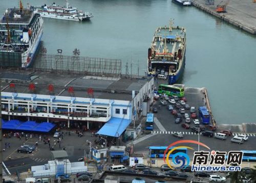 2014年2月5日，大年初六正值海南自駕旅客回程高峰，海口秀英港附近的濱海大道一帶滯留千輛車排長龍。(海報集團全媒體中心記者 張茂 攝)