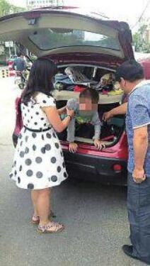 媽媽讓兒子鉆后備箱：汽車后備箱能坐人嗎？