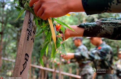 瑞麗邊防大隊江橋警犬復訓基地的官兵在悼念“警犬戰(zhàn)友”，敬獻花環(huán)。