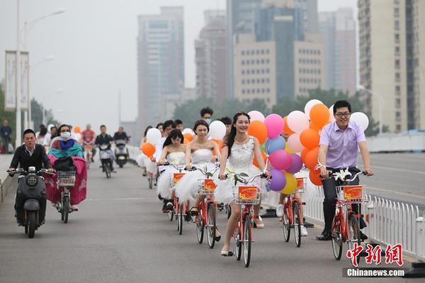 5月20日，南京90后小伙張龔亦騎著公共自行車迎接新娘徐思圓，在當地公共自行車形象大使、江蘇廣播主持人楊曉的策劃組織下，在“520”（我愛你的諧音）這一天用綠色環保、低碳出行的方式來表達愛情，表達對生活的這座城市的熱愛。