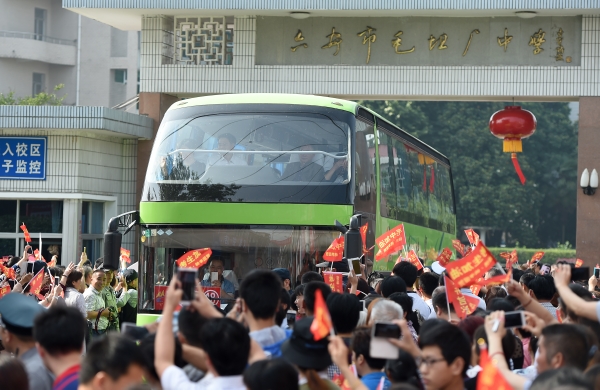 新華社照片，毛坦廠（安徽），2016年6月5日
    毛坦廠送考——學(xué)生減少場面依舊
    6月5日，送考車隊駛離學(xué)校。
    當(dāng)日，安徽省六安市毛坦廠鎮(zhèn)毛坦廠中學(xué)（含金安中學(xué)）的近千名高三學(xué)生從學(xué)校分乘19輛大巴，出發(fā)前往六安市的高考考點，參加即將到來的全國高考。從各地趕來的學(xué)生家長和當(dāng)?shù)鼐用駧浊嗽趯W(xué)校門口送別考生，祝福他們?nèi)〉煤贸煽儭?    毛坦廠中學(xué)（含金安中學(xué)）每年高考前的送考都是當(dāng)?shù)匾粋€重要活動。近年來，送考規(guī)模逐漸減小，送考學(xué)生人數(shù)從高峰的萬余名減少到近千名，送考大巴也從高峰時期的70輛下降到今年的19輛，但送考場面依舊熱鬧。
    新華社記者 郭晨攝