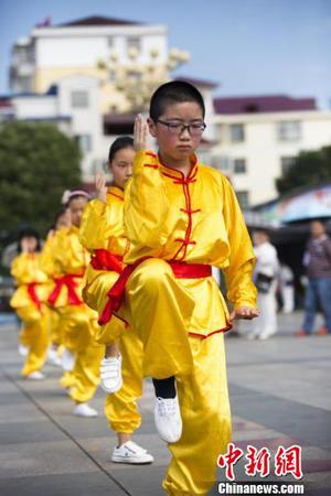 少年表演太極拳。　傅建斌　攝