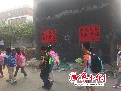 據目測，基站選址距離祥瑞園小學一座教學樓約二三十米，“大坑”周圍沒有圍擋措施