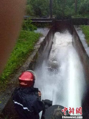 圖為海口風圯水庫開閘放水。　王子謙 攝