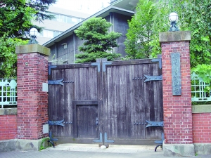 位于日本東京上野公園的東京美術學校舊址，今屬東京藝術大學