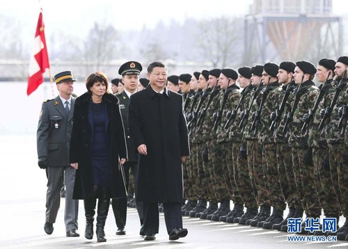 1月15日，國家主席習近平乘專機抵達蘇黎世，開始對瑞士聯邦進行國事訪問。 這是習近平在瑞士聯邦主席洛伊特哈德陪同下檢閱儀仗隊。新華社記者 蘭紅光 攝