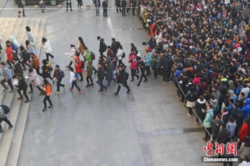 資料圖：2016年11月27日，山西太原一國考考點(diǎn)，考生排隊(duì)準(zhǔn)備進(jìn)入考場。武俊杰 攝