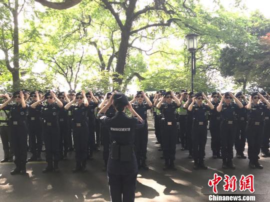 西湖女子巡邏隊正在整理隊伍 方堃 攝