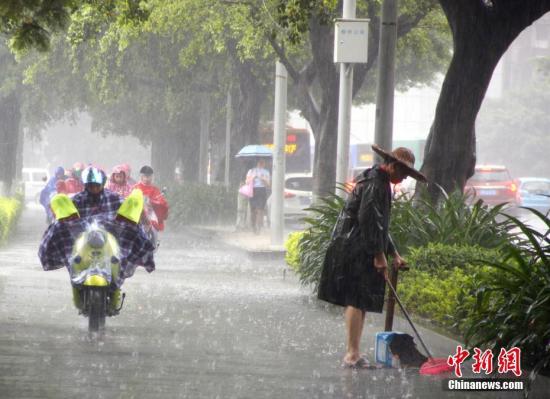 6月16日，廣西柳州市遭暴雨侵襲，一名清潔工在雨中掃地。據氣象部門發布信息稱，16日7時前24小時，廣西共計出現75站大暴雨、403站暴雨、562站大雨，強降雨天氣“唱主角”。日前，廣西氣象部門已啟動重大氣象災害(暴雨)Ⅲ級應急響應。 <a target='_blank' href='http://www.chinanews.com/'>中新社</a>記者 朱柳融 攝