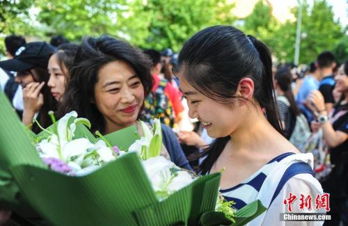 資料圖：山東濟南眾多考生手捧鮮花在家長的簇擁下歡快告別高考。<a target='_blank' href='http://www.chinanews.com/' _fcksavedurl='http://www.chinanews.com/'></table>中新社</a>記者 張勇 攝