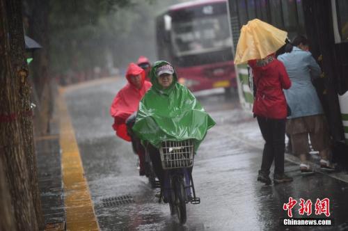 6月22日，呼和浩特迎來降雨。<a target='_blank' href='http://www.chinanews.com/'>中新社</a>記者 劉文華 攝