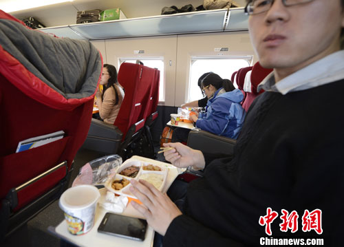 圖為G801次列車一等座席的乘客在品嘗列車提供的餐食。<a target='_blank' href='http://www.chinanews.com/' _fcksavedurl='http://www.chinanews.com/'></table>中新社</a>發 侯宇 攝