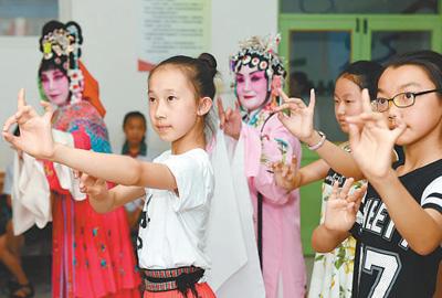 河北滄州市東光縣文化館組織京劇票友輔導東光縣實驗小學的學生學習“荀派”京劇。傅新春攝(新華社發)