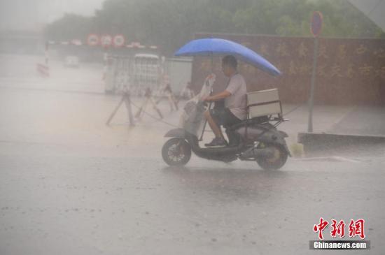 7月31日，暴雨侵襲福州，市民艱難出行。<a target='_blank' href='http://www.chinanews.com/'>中新社</a>記者 王東明 攝