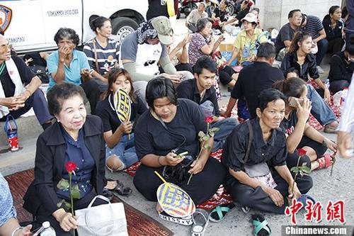 8月25日，逾千名支持者聚集在泰國最高法院外圍馬路高架橋下聲援前總理英拉。 <a target='_blank' href='http://www.chinanews.com/'>中新社</a>記者 王國安 攝