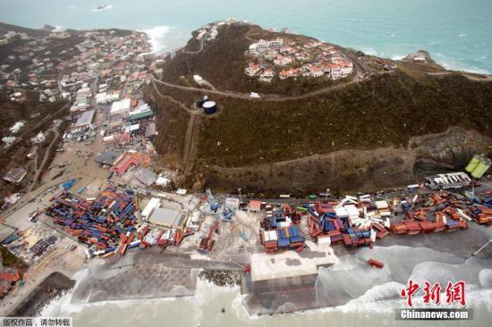 當地時間9月6日，颶風“艾爾瑪”過境圣馬丁島后，島上一片狼藉。“艾爾瑪”的最大持續風速為每小時185英里(300公里)，預計將在9日或10日抵達佛羅里達，將成為兩周內襲擊美國本土的第二個大型颶風。圖為島上的集裝箱被吹亂，如“火柴盒”一般。