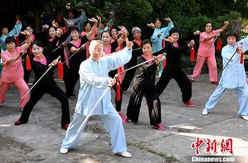 10月25日，福建老年人武術展演迎重陽節。 <a target='_blank' href='http://www.chinanews.com/'>中新社</a>記者 劉可耕 攝