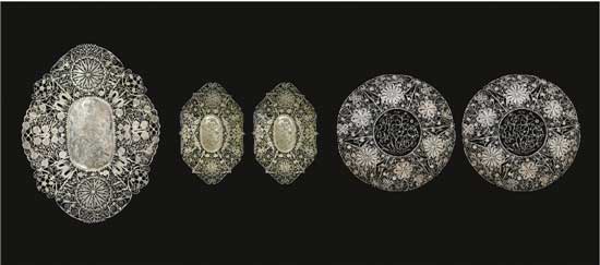 累絲鏤空盤 A Set of Filigree Openwork Plates 民國 大菱形 長：20cm；寬：15.6cm；重：136g 小菱形 長：14.5cm；寬：10cm；重：57g、61g 圓形款 口徑：16.4cm；重：110g、108g