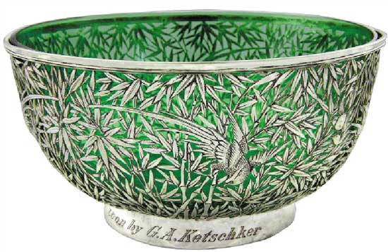 竹葉紋鏤空琉璃大碗   Glass bowl with Openwork Silver Base with Bamboo Leaf Design   晚清 通高：10.6cm；口徑：20.6cm；底徑：11.5cm；銀托重：463g；琉璃重：806g 款識：怡安，WH，90   收藏界素有“貨高一等，價高十倍”的說法，晚清是中國外銷銀器種類最多、數量最豐富的時期，激烈的競爭使銀匠在工藝和設計上都下足功夫，創造出各種精品。這件竹葉紋鏤空琉璃大碗鑲邊，弧壁，深腹，圈足，運用鏤空工藝通體鏤雕竹林，在其中還鏤雕一鳥穿梭于林間，碗底鏤空形成錢幣紋樣，寓意財源廣進。此碗工藝固然精湛，但銀匠的創造力更讓人贊嘆，在內部配以一綠色琉璃碗，結合銀碗的竹林造型產生綠影流動、生機盎然之感，令人賞心悅目。巧妙的搭配也使得這件銀碗成為了同種器物中不可多得的精品。