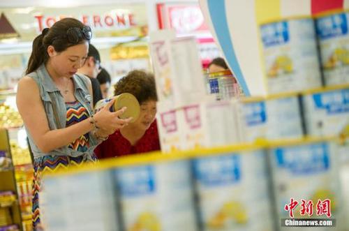 3月20日，海南實施新調整后的離島免稅政策，品種從原來的21類增至38類。本次調整，新增奶粉、咖啡、保健食品、家用空氣凈化器、家用醫療器械等17種消費品，并對10種類別的免稅品單次購買數量放寬限制。許多出島旅客到免稅店選購進口奶粉。記者在目前全球最大的單體免稅店三亞海棠灣免稅購物中心看到，該店銷售三種品牌進口奶粉，雀巢超級能恩、愛薇牛、多培。據該購物中心工作人員介紹，政策調整首日，許多旅客咨詢進口奶粉情況，購買人數也較多，消費理性，無哄現象。圖為游客在海南三亞海棠灣免稅購物中心選購免稅奶粉。<a target='_blank' href='http://www.chinanews.com/'>中新社</a>發 駱云飛 攝