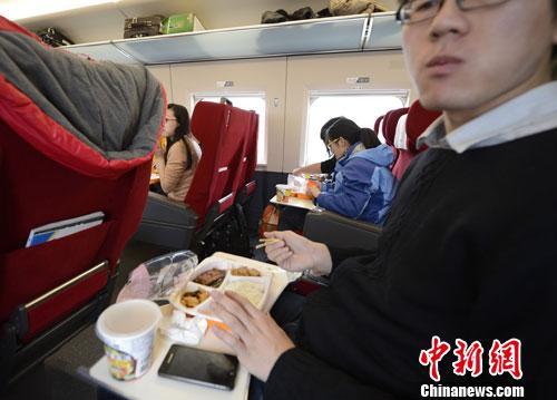 資料圖：圖為動車組乘客在品嘗列車提供的餐食。<a target='_blank' href='http://www.chinanews.com/'>中新社</a>發 侯宇 攝