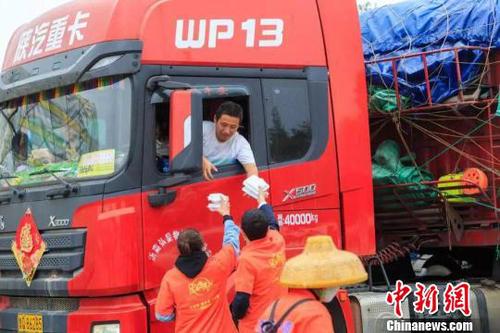 旅游愛(ài)心志愿者為貨車(chē)司機(jī)提供免費(fèi)午餐。官方供圖