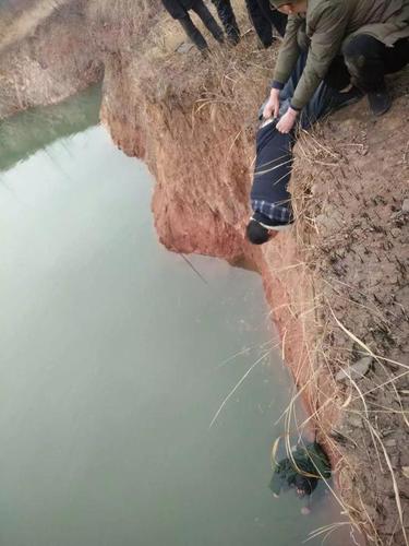 女子輕生跳水 警民聯手猴子撈月將其救出