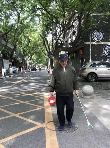 92歲老人每天上街撿煙頭 已堅持1年多曾被指作秀