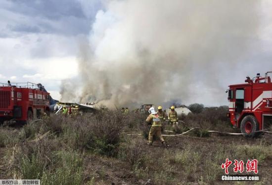 當地時間7月31日，墨西哥航空公司的一架載有101人的航班從墨西哥杜蘭戈州一機場起飛后不久遭遇冰雹風暴，發生墜機事故。幸運的是，機上全部人員都生還，有85人受傷，飛機起火燃燒。圖為消防人員在墜機現場進行救援。