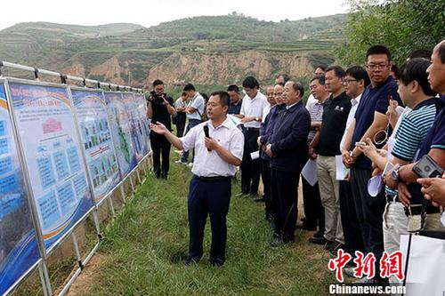 8月7日，歐美同學(xué)會(中國留學(xué)人員聯(lián)誼會)“海歸專家脫貧攻堅服務(wù)團”40余位專家深入甘肅省定西市渭源縣北寨鎮(zhèn)，詳細考察當(dāng)?shù)胤鲐氻椖块_展情況。圖為服務(wù)團在北寨鎮(zhèn)鄭家川村鑫大地春公司東西部協(xié)作扶持蔬菜產(chǎn)業(yè)發(fā)展示范基地。<a target='_blank' href='http://www.chinanews.com/'>中新社</a>記者 付強 攝