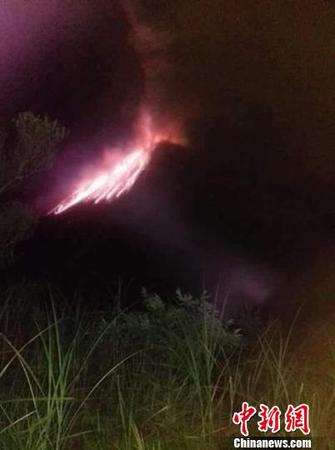 從上午到停晚，該火山持續噴發出熔巖和火山灰。印尼抗災署供圖