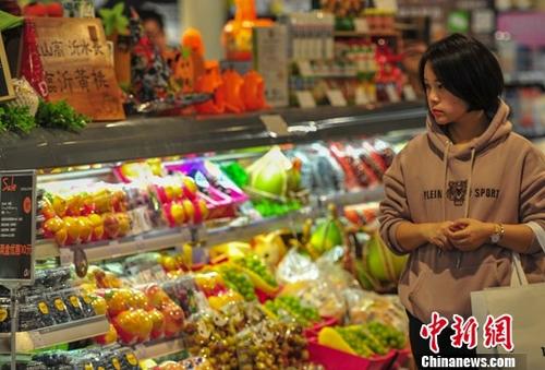 資料圖：10月16日，一名消費者在超市選購商品。<a target='_blank' href='http://www.chinanews.com/'>中新社</a>記者 于海洋 攝