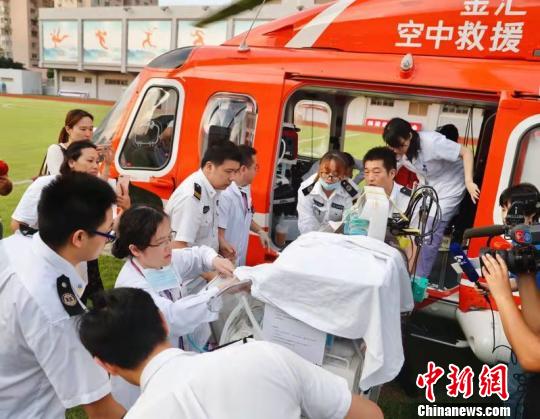 空中轉運龍鳳胎超早產兒經近3月治療順利出院