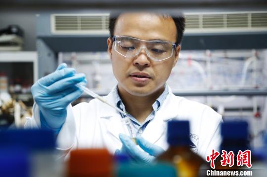 青年科學家黃正：激發化學創造力用催化變“廢”為寶