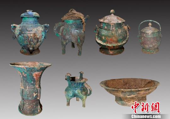 出土器物主要有青銅器、陶器、玉器、骨器等，其中在觚、爵、鐃、卣、斝、盉上發現有族徽銘文。山西省考古研究所 提供