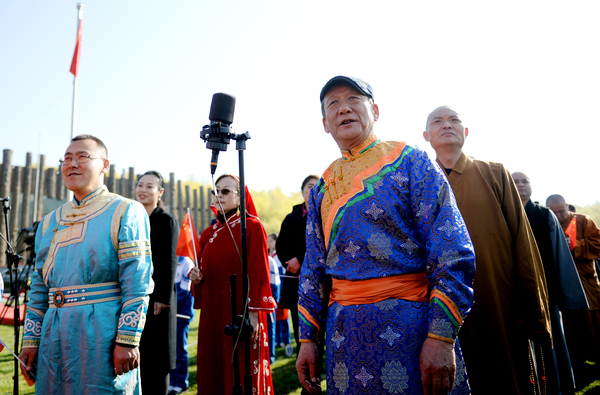 9、首都統(tǒng)一戰(zhàn)線各民主黨派少數(shù)民族.成員在活動(dòng)現(xiàn)場(chǎng)jpg