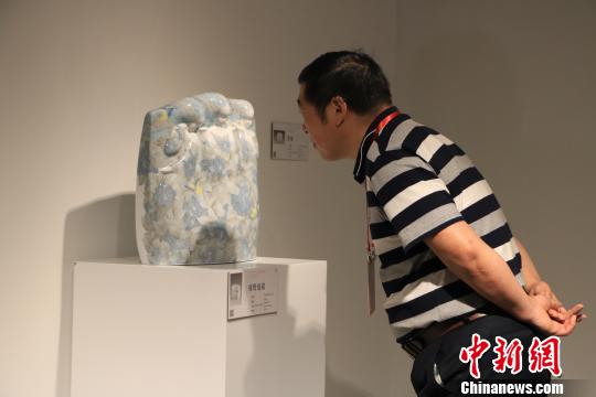 9月20日，第十三屆全國美術(shù)作品展覽陶藝作品展作品吸引觀者駐足觀賞。　李韻涵 攝