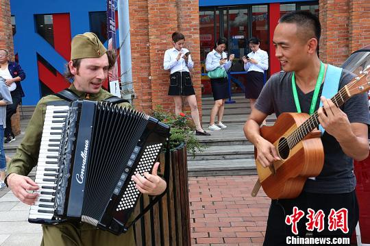 不同國家的街頭藝人共同演出。　諸德清 攝