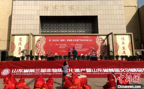 本屆非遺大會以“山東省第三屆非物質文化遺產暨山東省首屆文創精品展”為亮點。　張鈺 攝