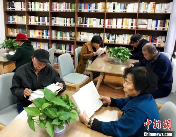 圖為市民在讀者小站看書。(資料圖)西固區融媒體中心供圖