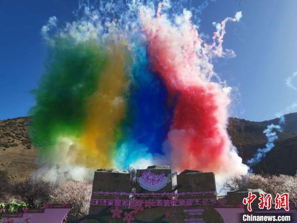 圖為林芝桃花節開幕場景，2019年3月29日，林芝第十七屆桃花旅游文化節在巴宜區開幕(資料圖)。　張偉 攝