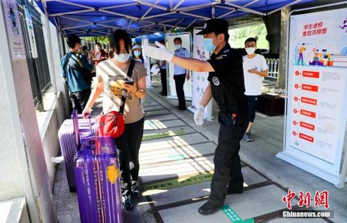 資料圖：6月8日，湖北武漢，武漢大學的返校學生進入校園。 中新社記者 張暢 攝